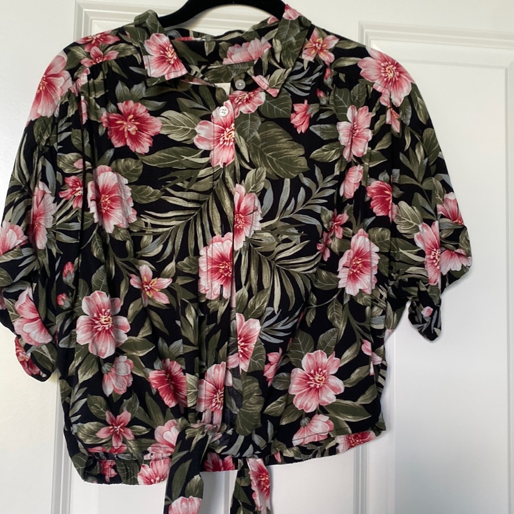 American eagle button down floral print. Ties at the bottom.